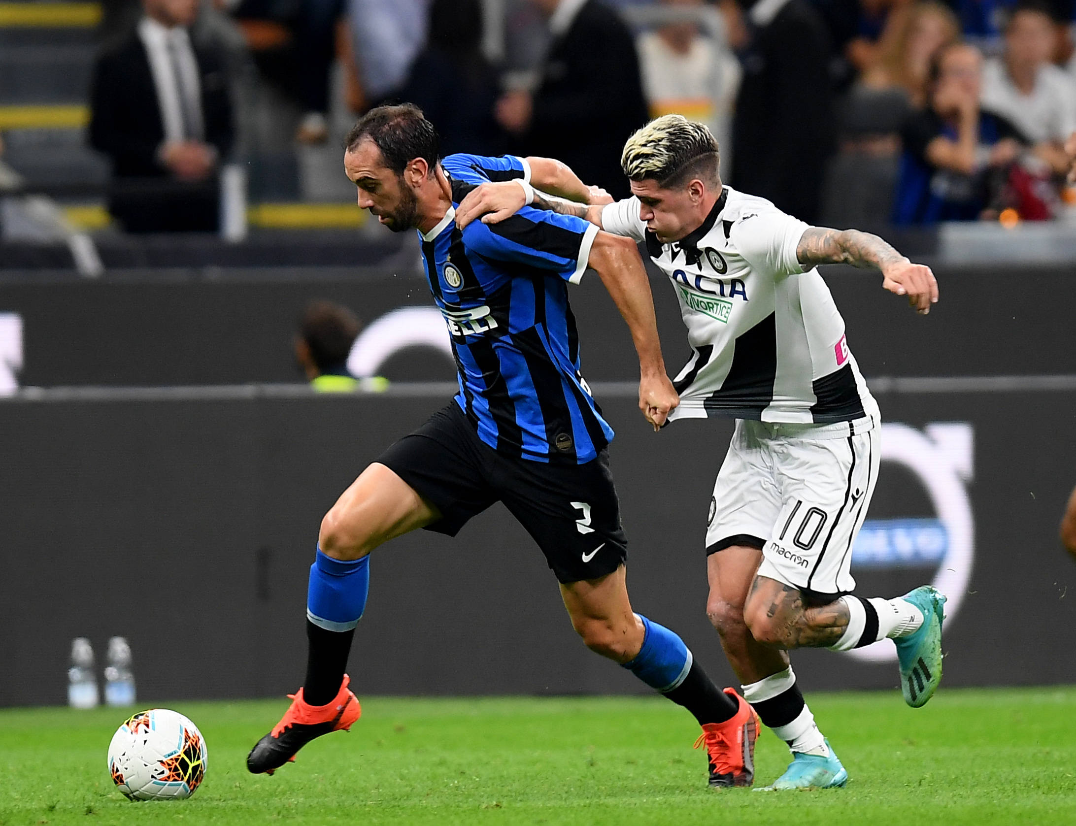 法尔克：格纳布里接近与拜仁续约 年薪或至1600万欧（法尔克：格纳布里续约拜仁在即，年薪预计达1600万欧元）