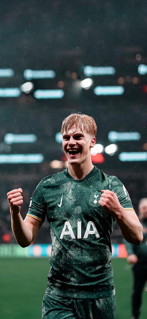 今日能否破荒？伊萨克时隔一个月再次代表利物浦登场（时隔一月再披利物浦战袍，伊萨克今日能否打破进球荒？）